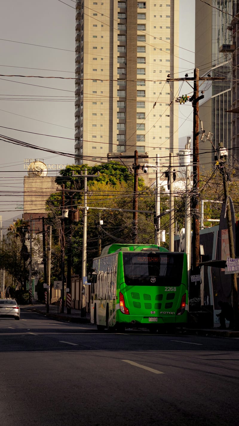 Cómo moverse en Monterrey sin auto: metro, camiones, apps